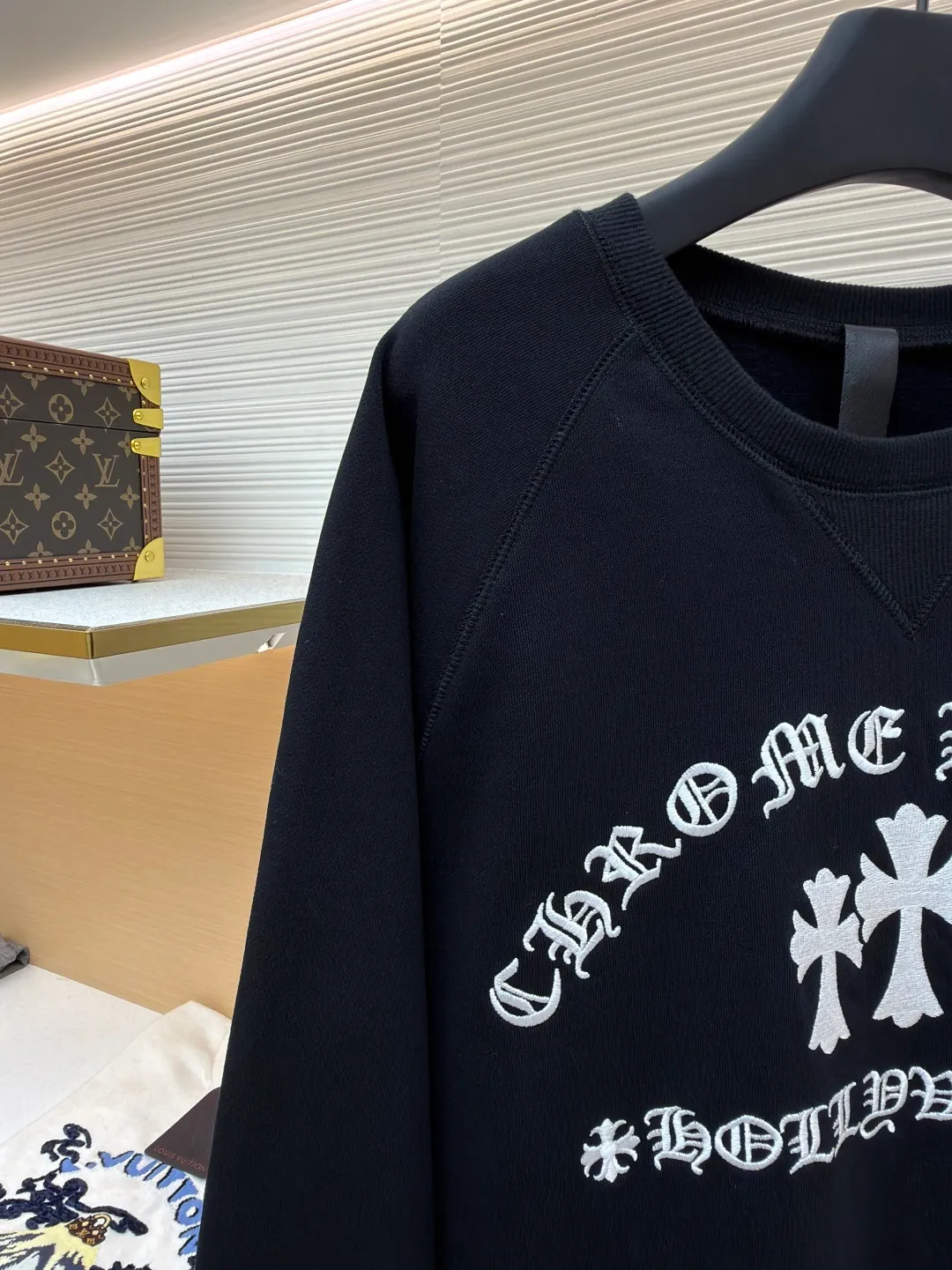 Chrome Hearts cross embroidery sweatshirt ●Original version: 12,000 purchased and developed ●Item number: 1681740-A75 ●Fabric: Korean cotton and linen sweatshirt fabric ●Technology: embroidery production ●Color: black ●Version: fitted version ●Weight: about 690 grams ●Size: S-M-L-XL ●Description: This Crouch sweetheart sweatshirt is made of 32-count double-ply combed cotton blend fabric, which has been pre-shrunk and feels soft and waxy and not easy to pill. The neckline is made of three-needle rib stitching + inner lining to enhance wearability; the sleeve shoulders are made of raglan overlocking technology, allowing movement without any sense of restriction. The front pattern is presented with three-dimensional silver thread embroidery: the letters are "arc-shaped misaligned embroidery", and the superposition of the cross is "raw edge distressed". The embroidery thread tension is even, and the stitch density reaches 18 stitches per square centimeter, restoring the brand's iconic retro texture. The cuffs and hem are ribbed with the same material, and the inner seam stitching is arranged at an equal distance of 0.3cm. The details reflect high-end ready-to-wear standards. The overall wiring is straight and delicate, the fabric is comfortable and soft, and the color is consistent without color difference. It can be matched with the same style to create a fashionable look and control various occasions. Customized accessories, complete with three standards, same style for men and women!